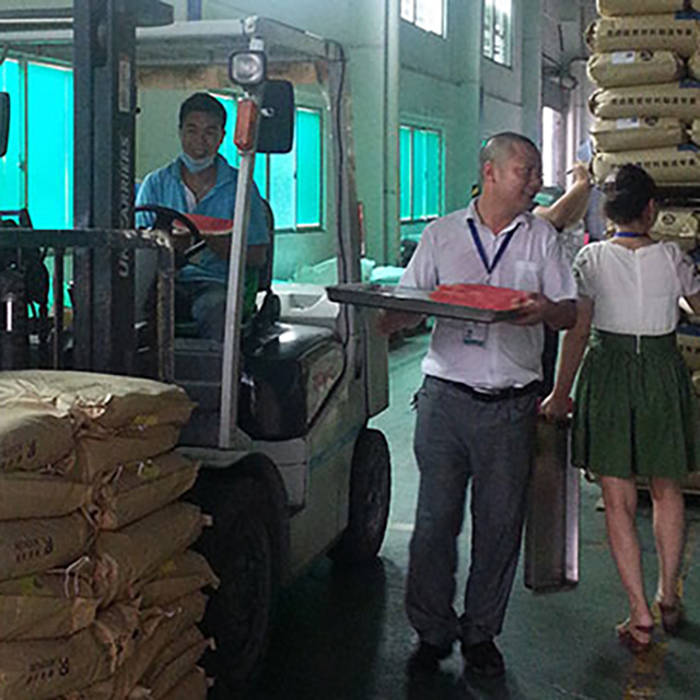 进行对生产一线员工送西瓜爱心活动——letou官网化学